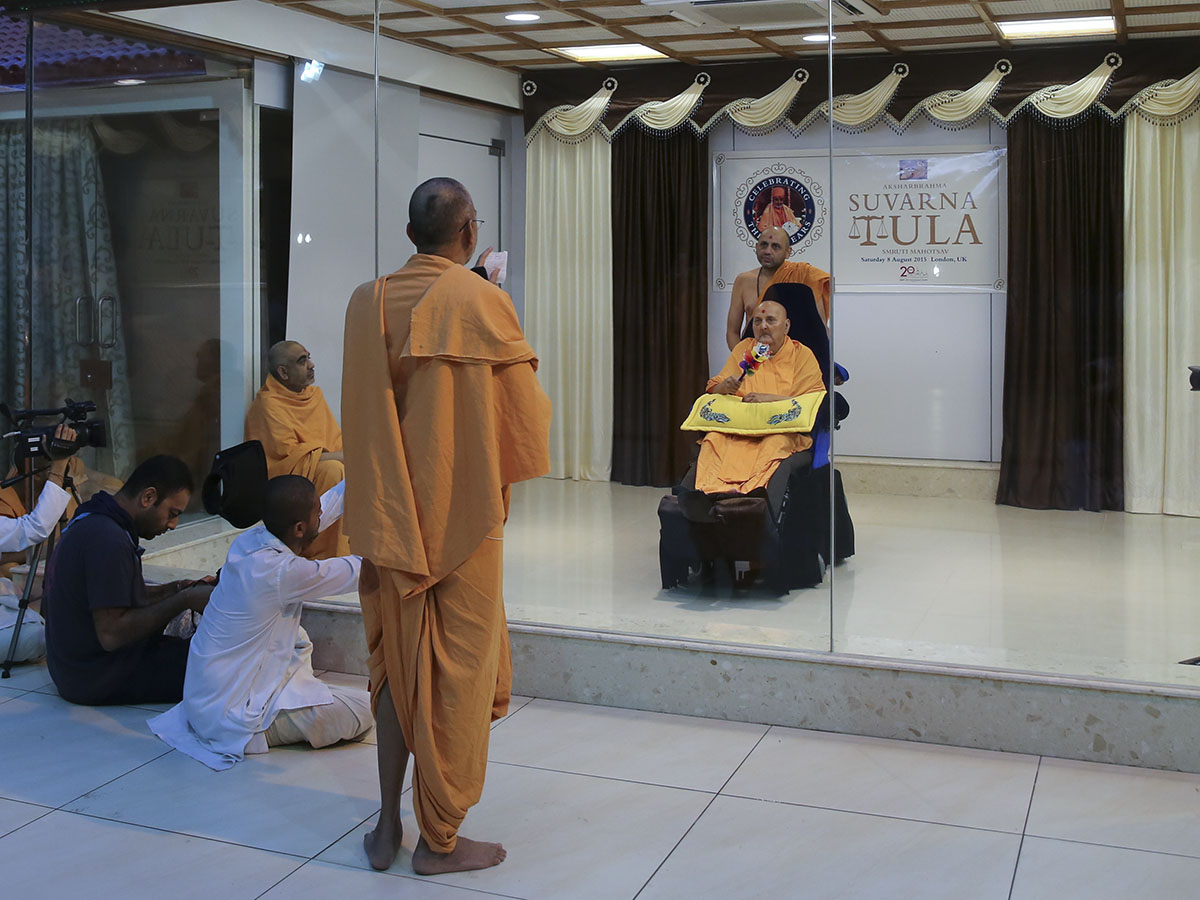 Pujya Narayanmuni Swami prays before Swamishri