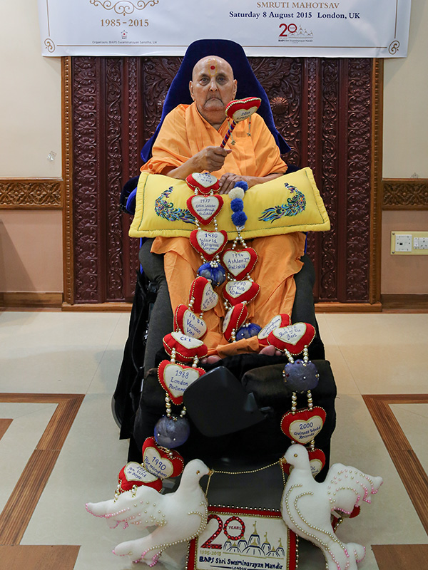 Swamishri honored with garland