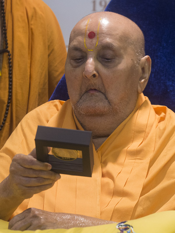 Swamishri sanctifies a souvenir