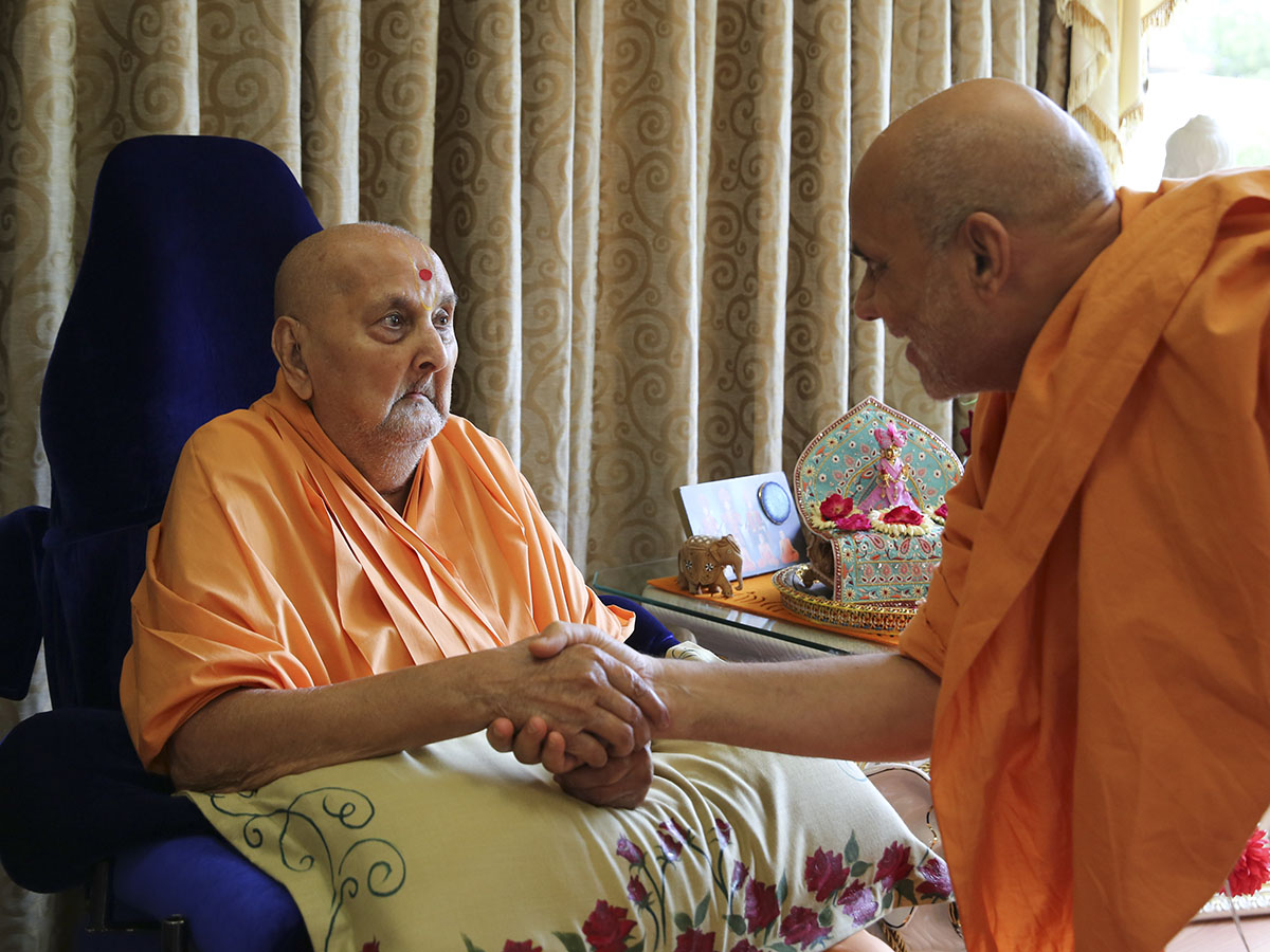 Swamishri blesses Pujya Viveksagar swami