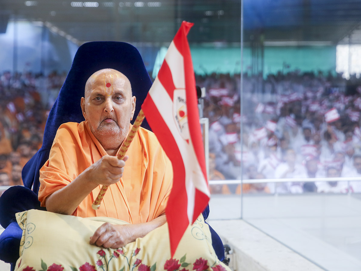 Swamishri waves a BAPS flag