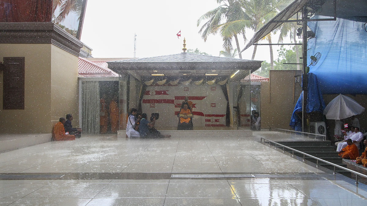 Rain during darshan