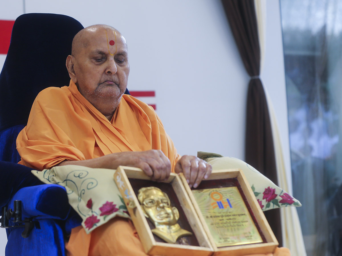 Swamishri sanctifies 'Dr. Shriprakash Dube Rashtriya Darshan Puraskar' awarded to AARSH, Gandhinagar