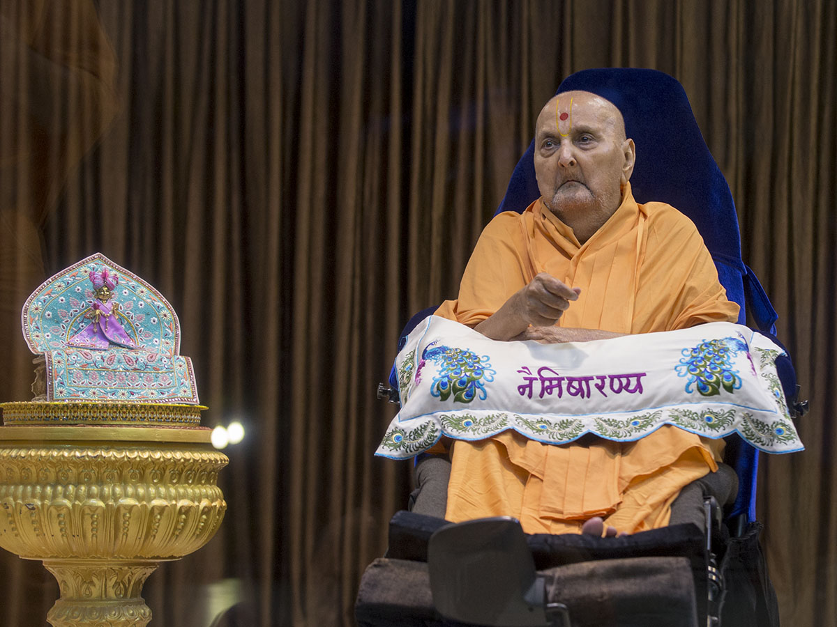 Swamishri with Shri Harikrishna Maharaj in the evening
