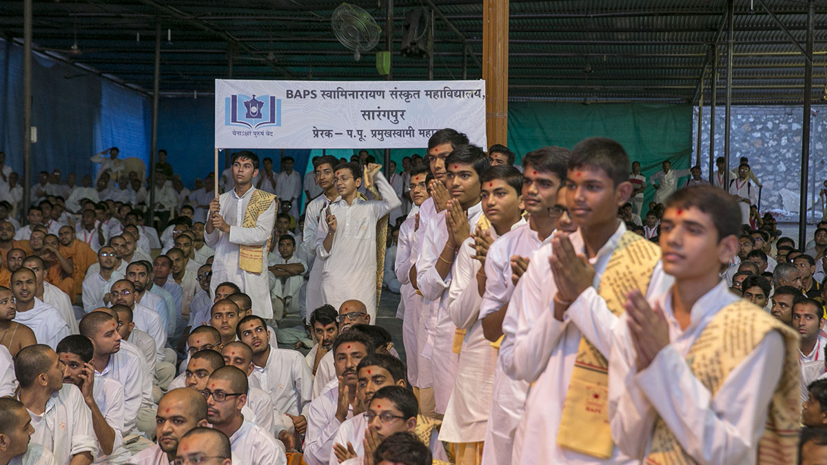 Students of BAPS Swaminarayan Sanskrit Mahavidyalay doing darshan of Swamishri