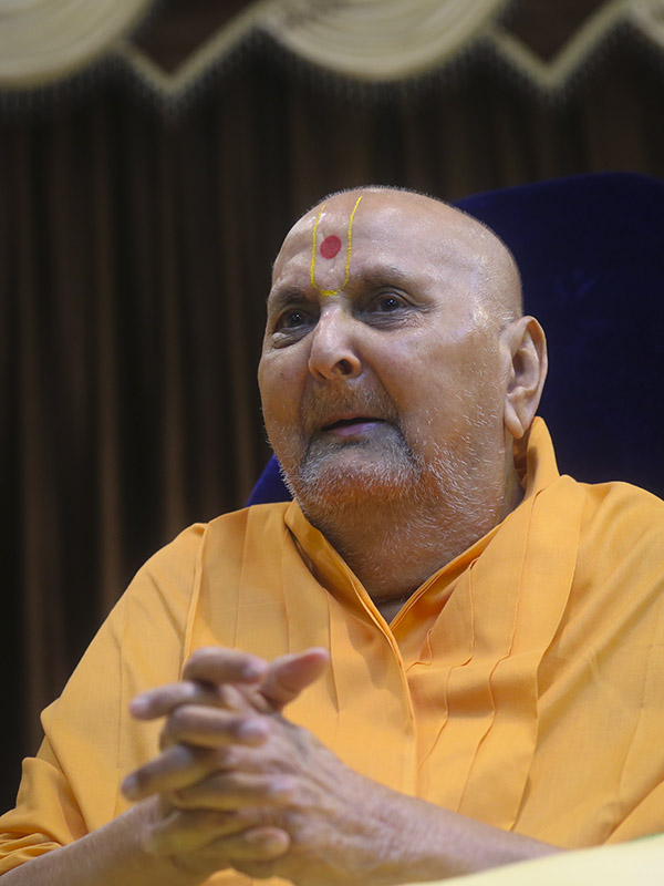 Swamishri greets all with 'Jai Swaminarayan' 