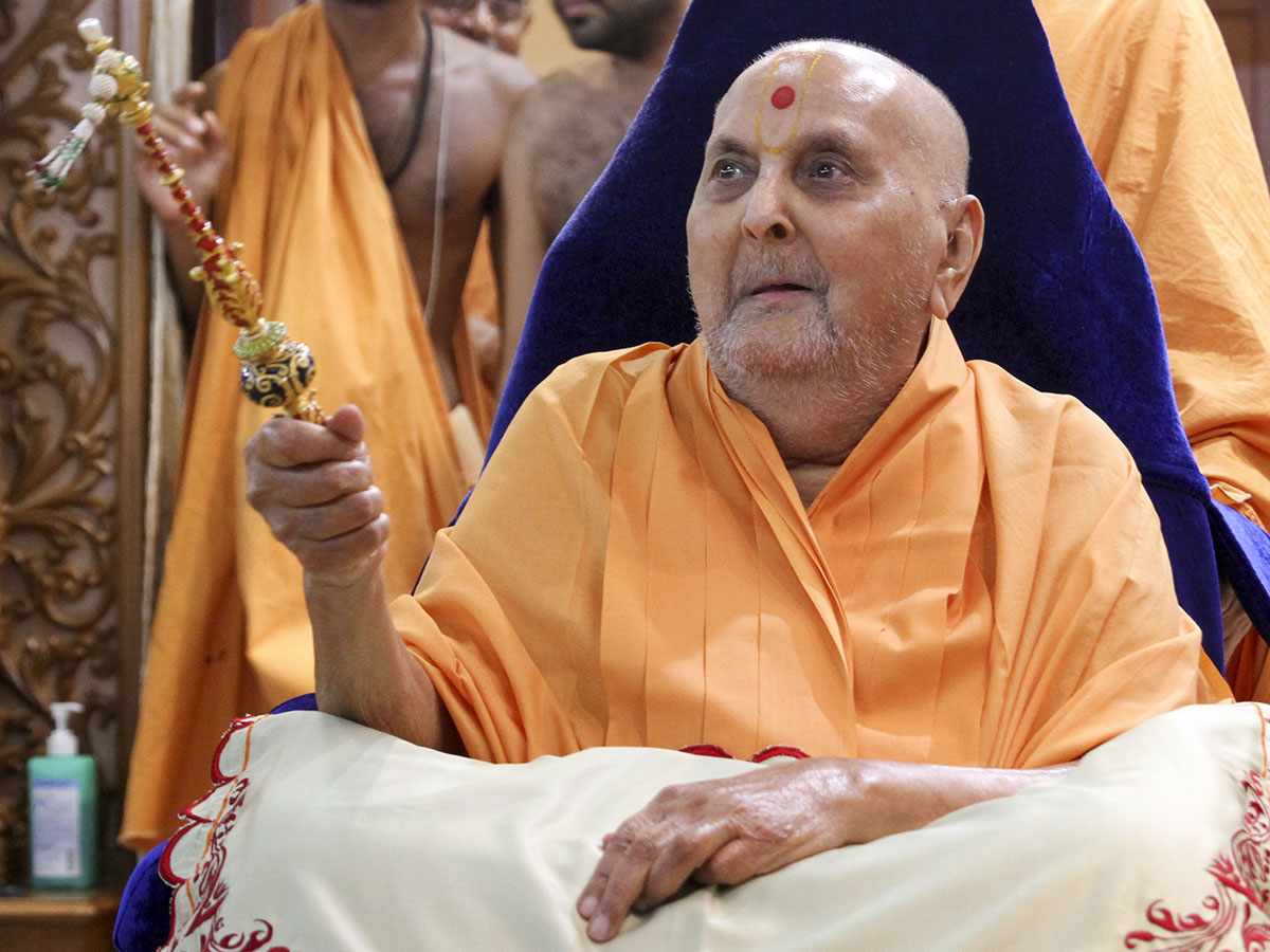 Swamishri waves a chhadi 
