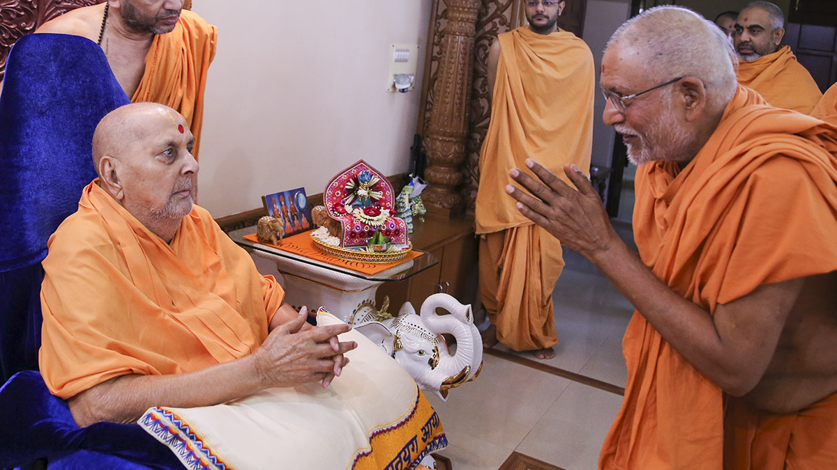 Swamishri blesses Pujya Bhaktipriya Swami (Pujya Kothari Swami)