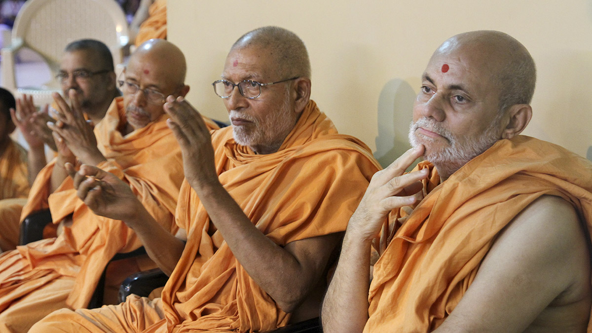 Pujya Tyagvallabh Swami, Pujya Kothari Swami and Pujya Viveksagar Swami doing darshan of Swamishri