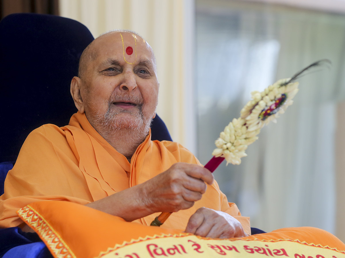 Swamishri with a flower chhadi