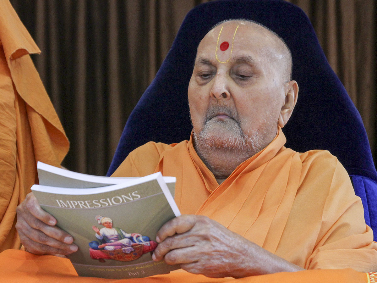 Swamishri inaugurates an English print publication - 'Impressions' Part 3