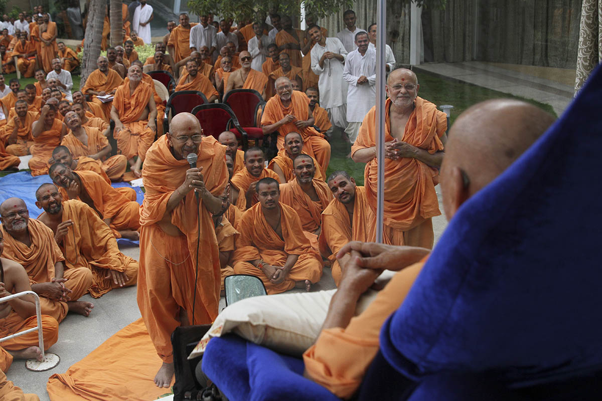 Pujya Tyagvallabh Swami prays before Swamishri