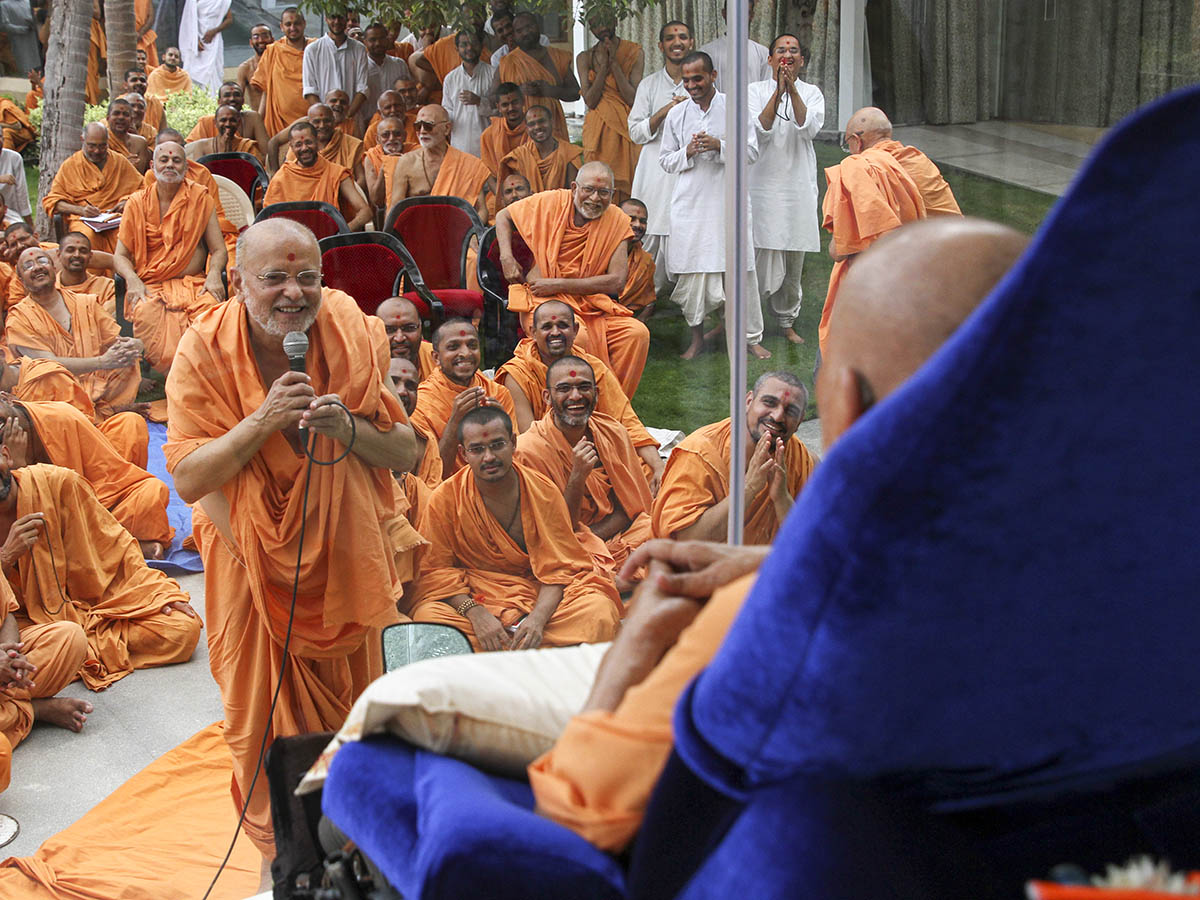 Pujya Ishwarcharan Swami prays before Swamishri