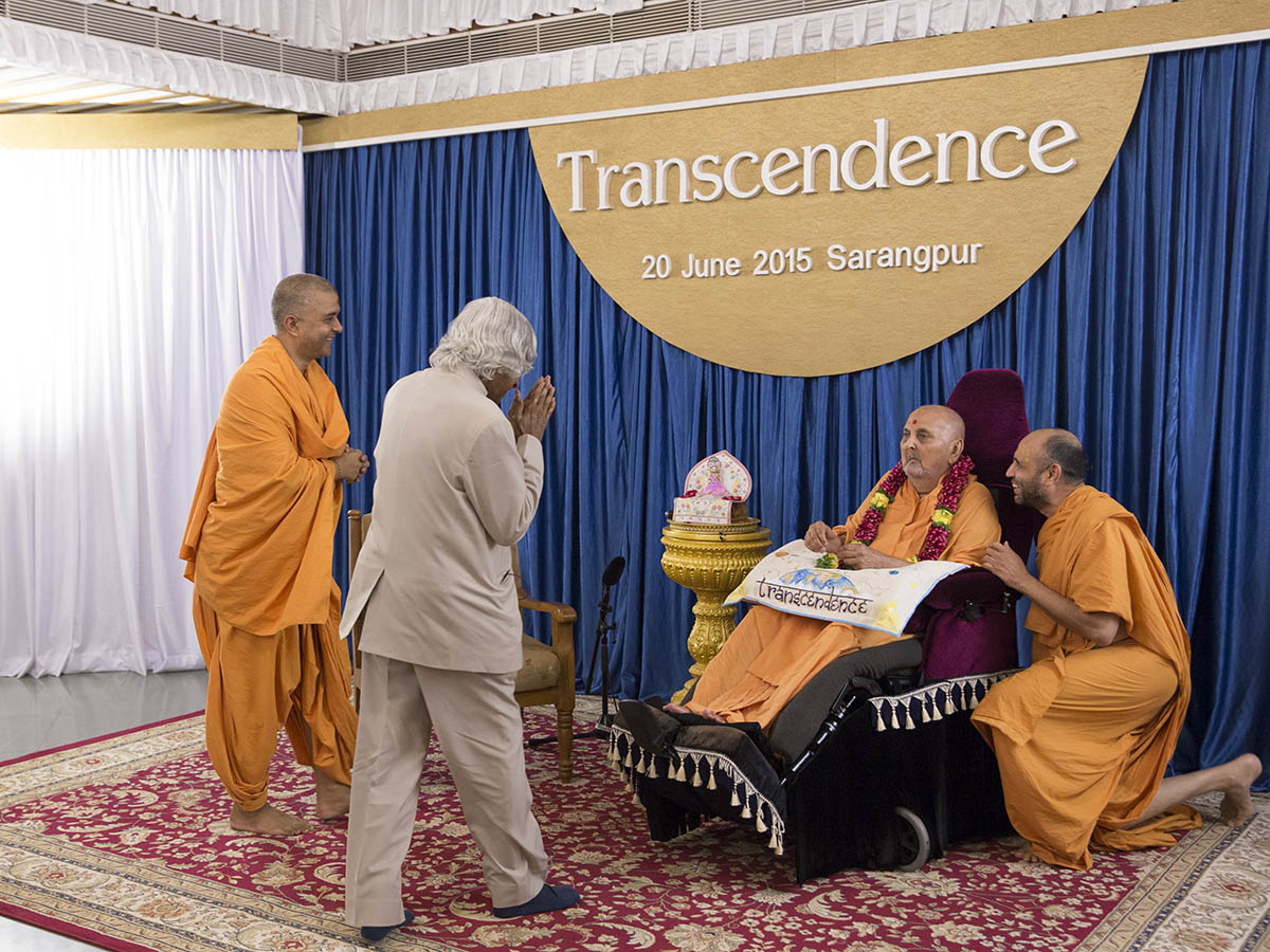 HH Pramukh Swami Maharaj welcomes Dr. APJ Abdul Kalam in Sarangpur