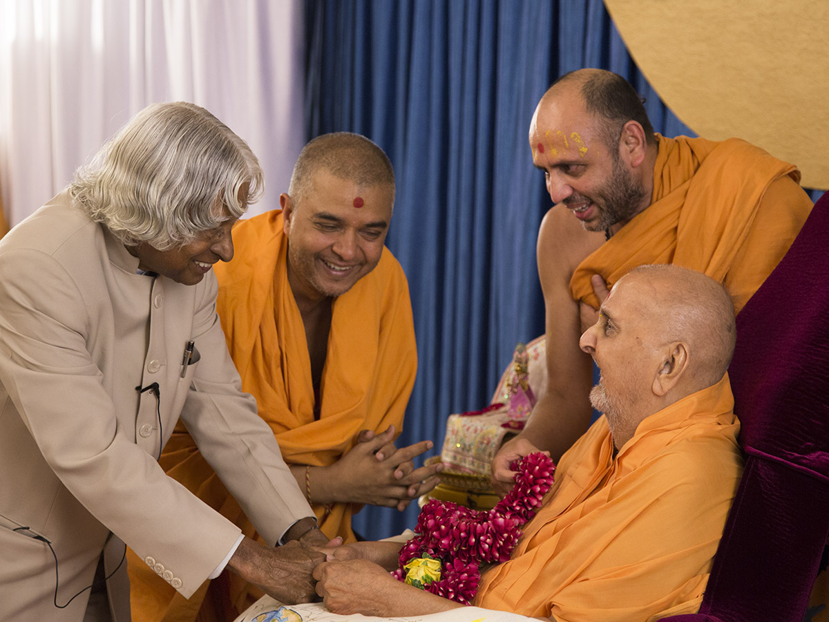 Swamishri greets Dr. Kalam