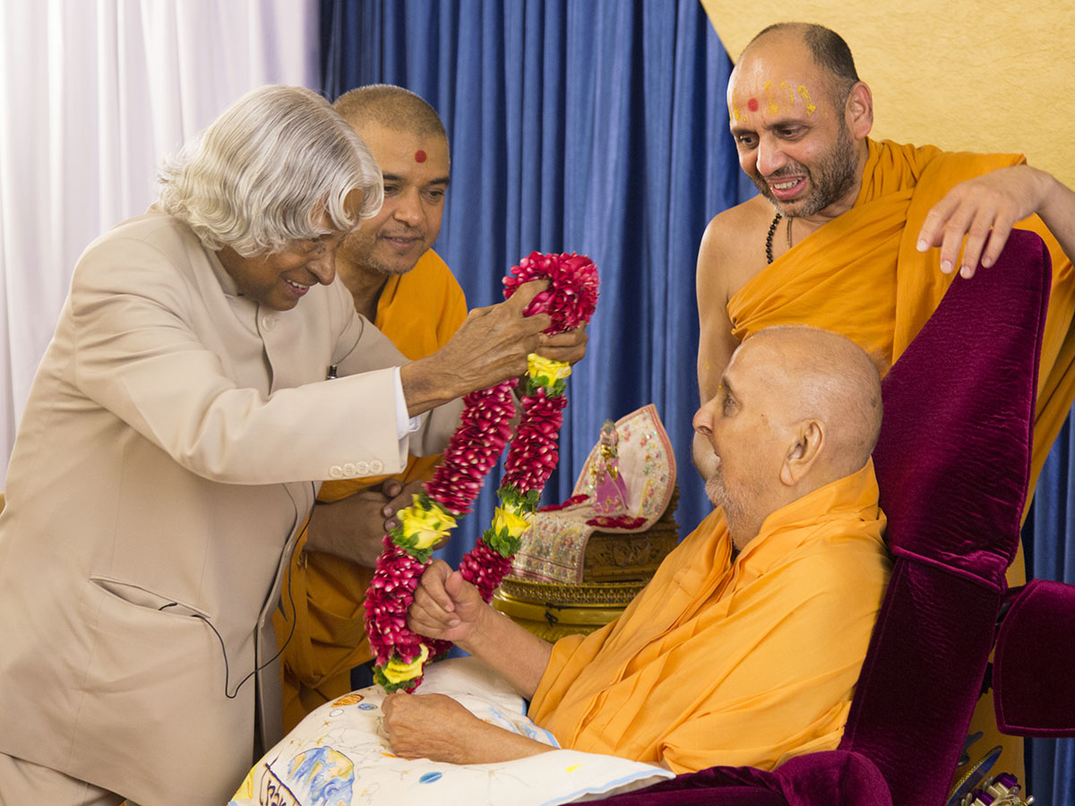 Dr. Kalam honors Swamishri with a garland