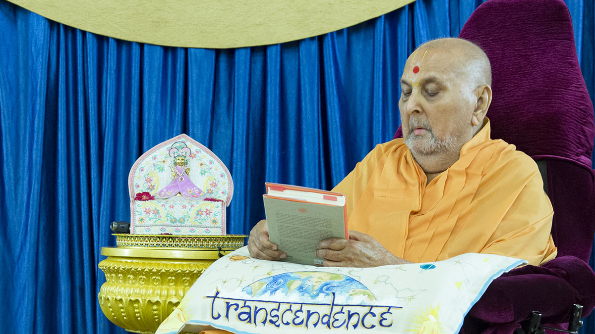 Swamishri sanctifies the book
