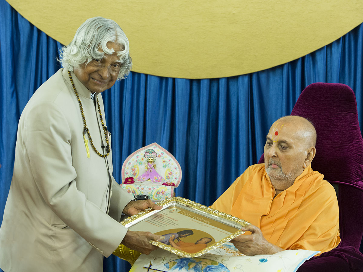 Swamishri presents a memento to Dr. Kalam