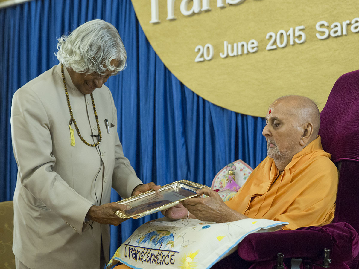 Swamishri presents a memento to Dr. Kalam