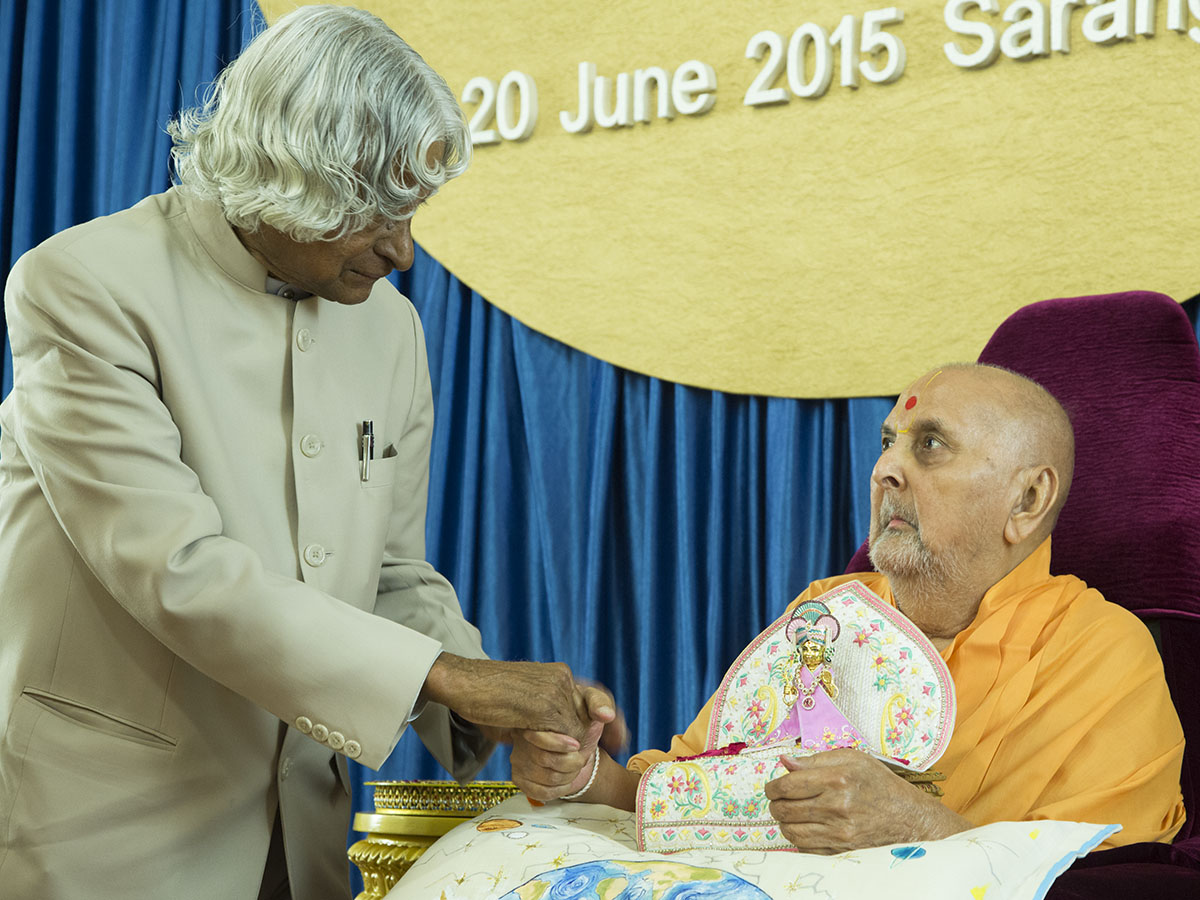 Swamishri blesses Dr. Kalam
