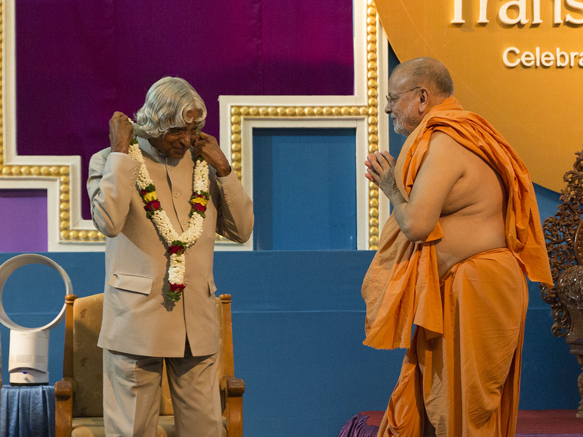 Pujya Ishwarcharan Swami honors Dr. Kalam with a garland
