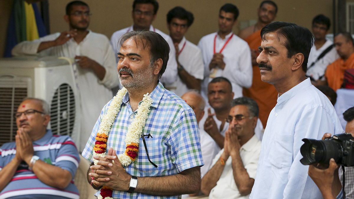 Guests doing darshan of Swamishri