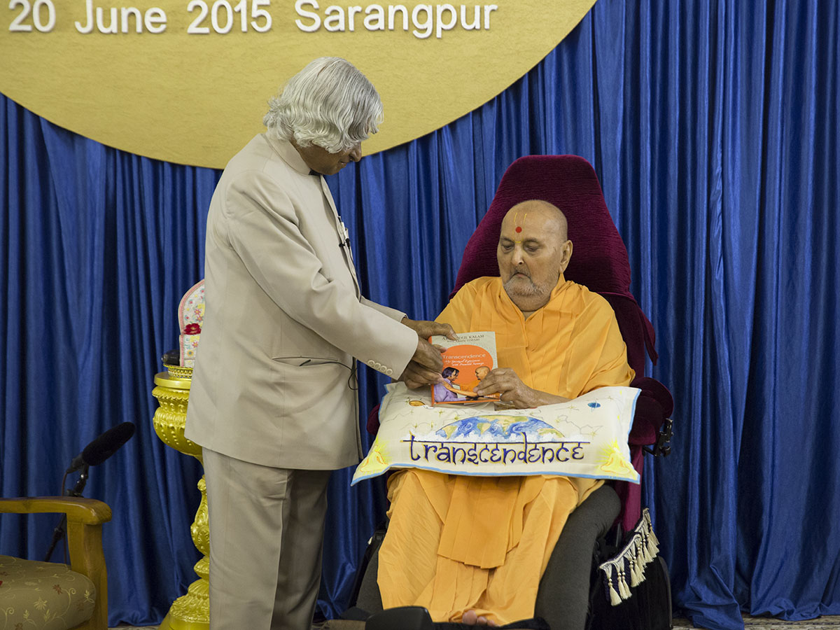 Dr. Kalam presents his book 'Transcendence - My Spiritual Experiences with Pramukh Swamiji' to Swamishri