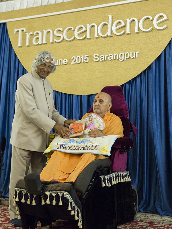 Dr. Kalam presents the book to Shri Harikrishna Maharaj and Swamishri