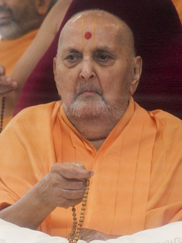 Swamishri doing a mala