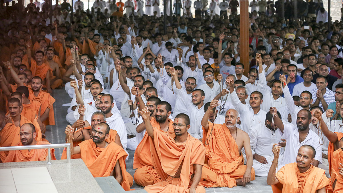 Sadhus and devotees doing darshan of Swamishri 