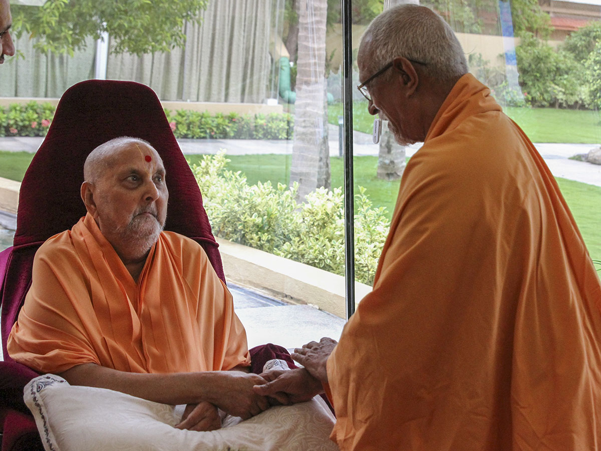 Swamishri blesses Pujya Swayamprakash Swami (Pujya Doctor Swami)