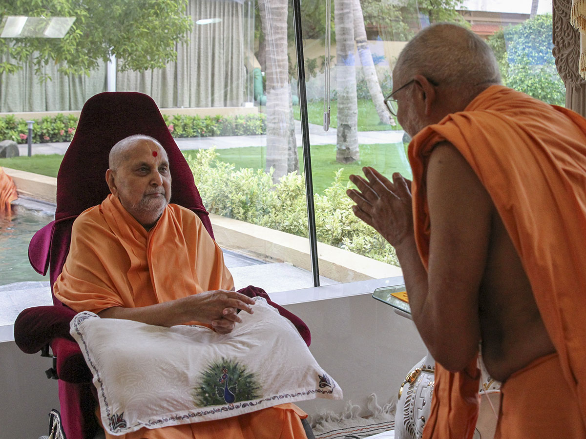 Swamishri blesses Pujya Bhaktipriya Swami (Pujya Kothari Swami)