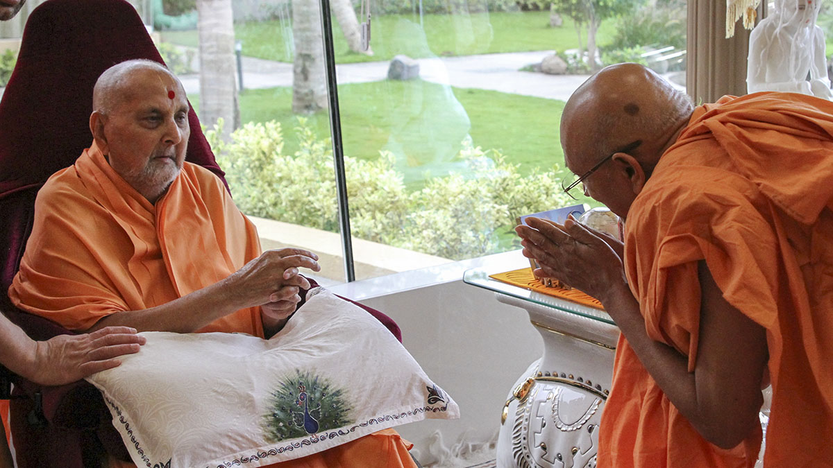 Swamishri blesses Pujya Tyagvallabh Swami