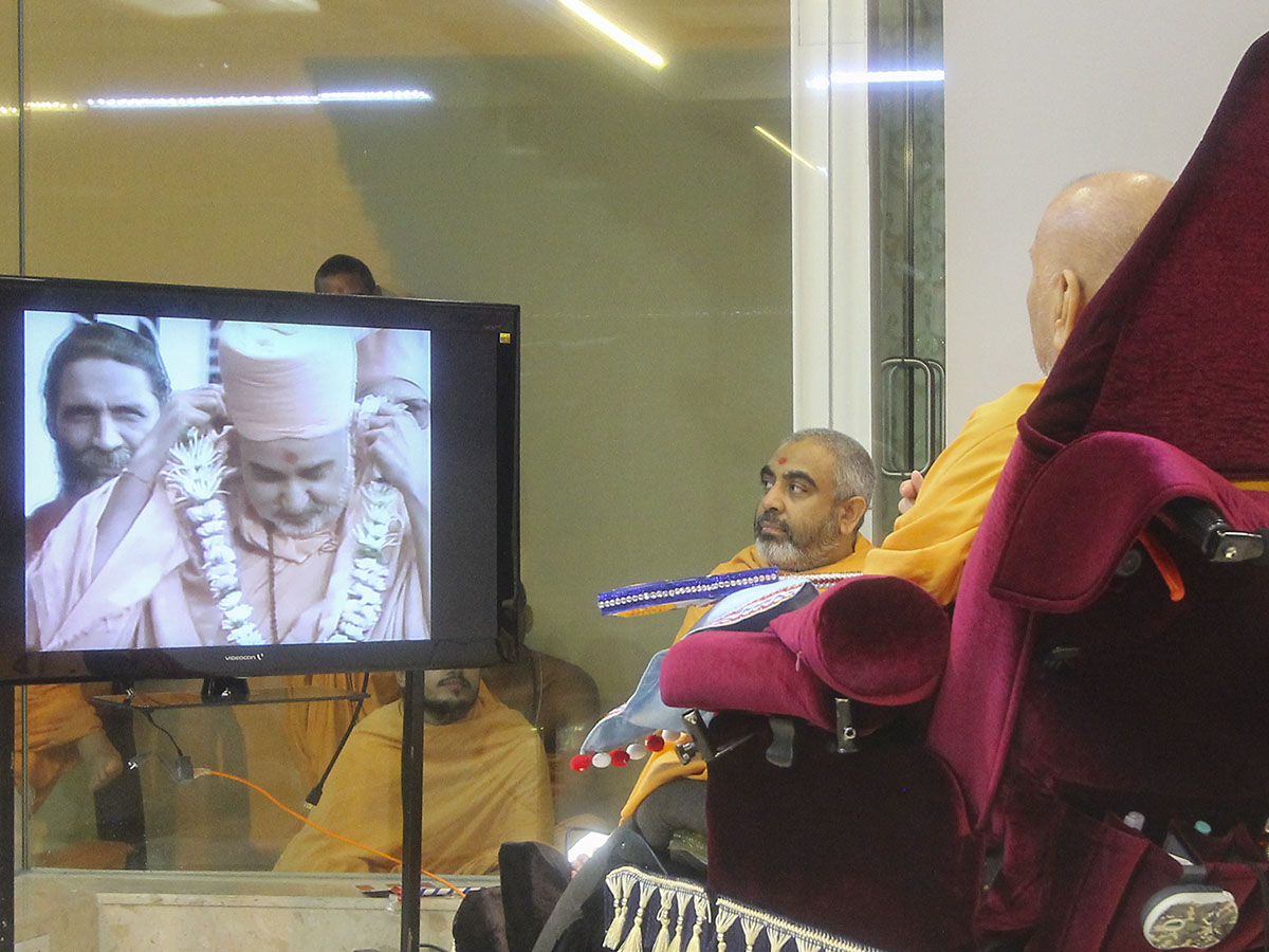Swamishri observes a video from the London celebrations 