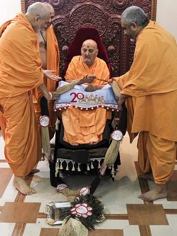 Swamishri is honored with a garland