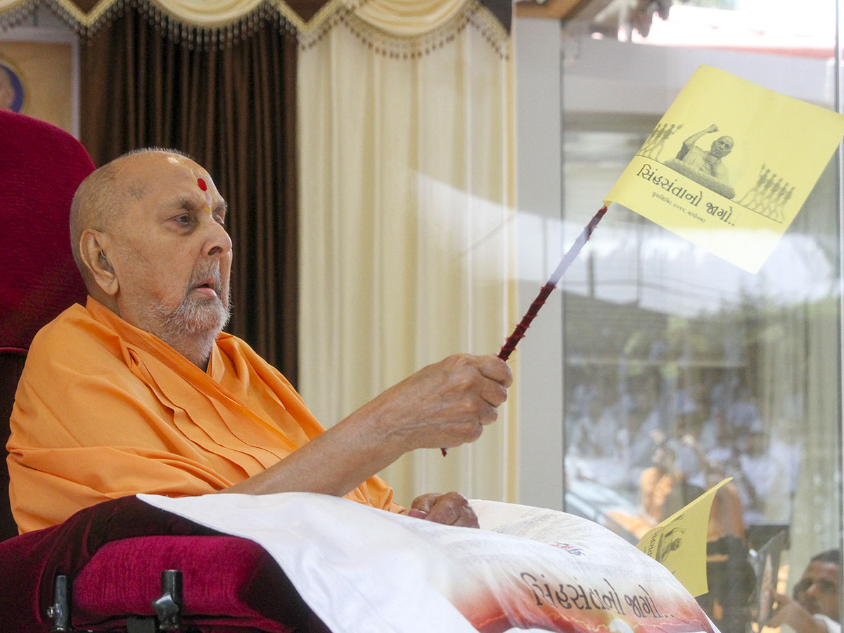 Swamishri waves a flag for the Yuva Shibir 2015, Gandhinagar