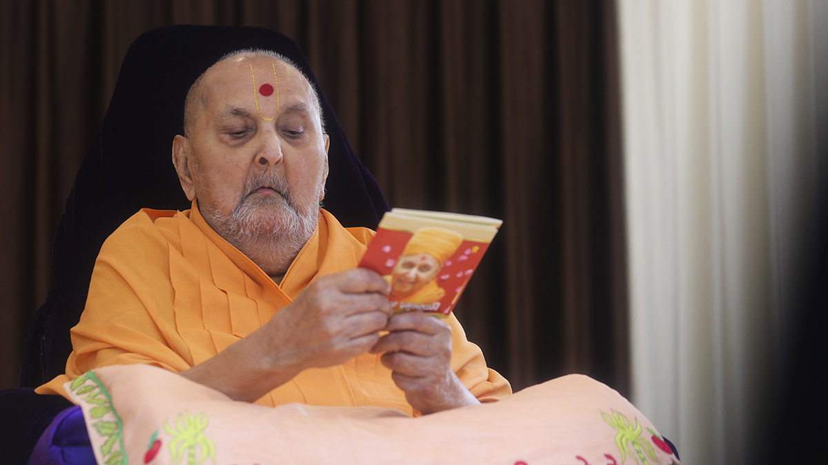 Swamishri inaugurates an audio publication, 'Sadgun Sagar Pramukh Swami'