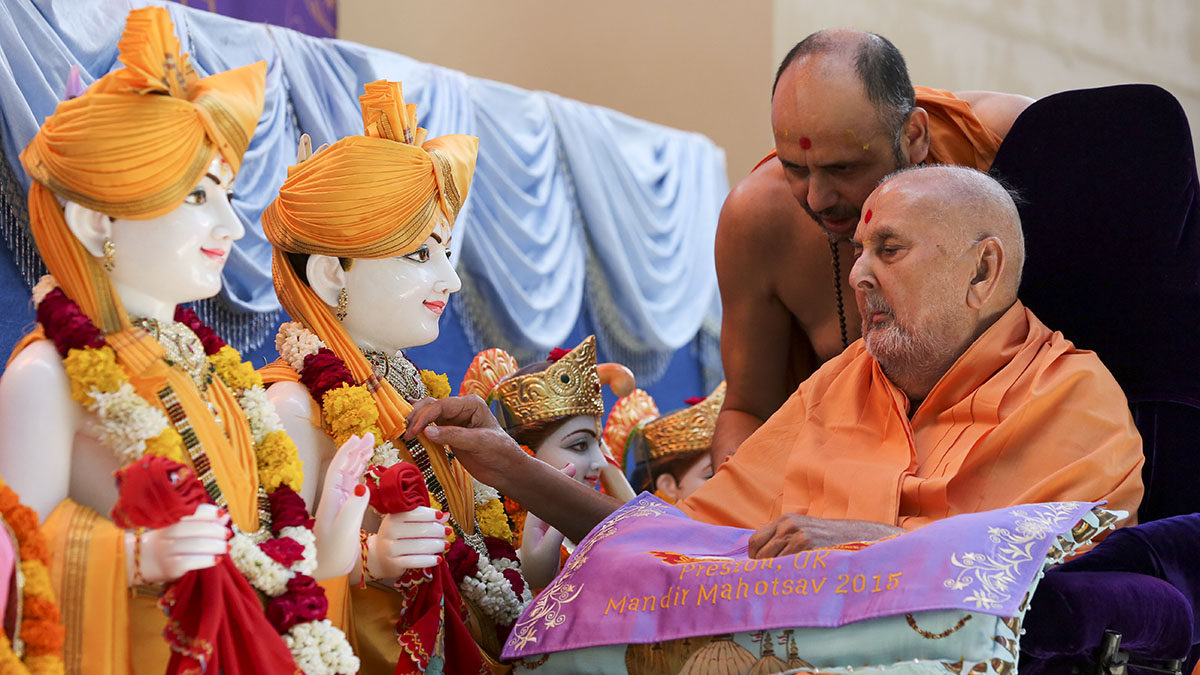 Swamishri performs pujan of murtis for BAPS Shri Swaminarayan Mandir, Preston, UK