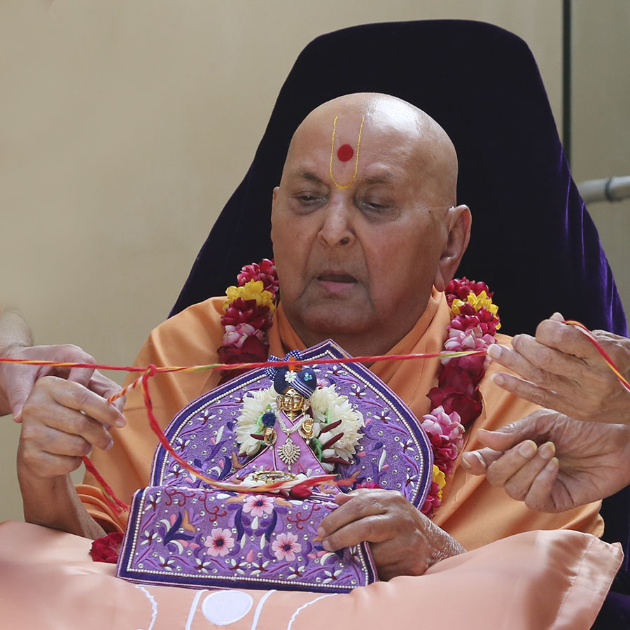 Swamishri sanctifies the opening of 'Premvati' Upahar Gruha