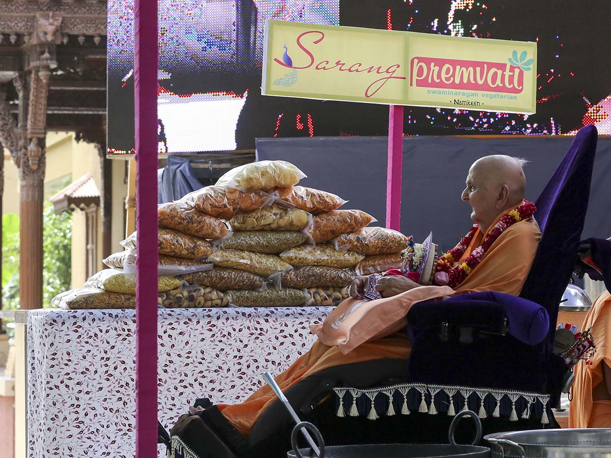 Swamishri sanctifies Premvati food items