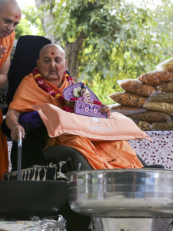 Swamishri sanctifies Premvati food items and equipments
