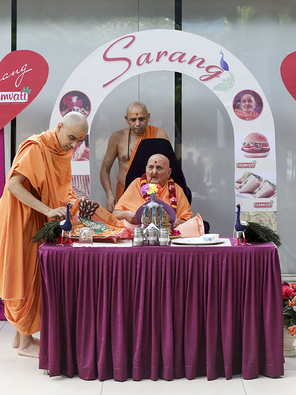 Swamishri sanctifies Premvati food items and equipments