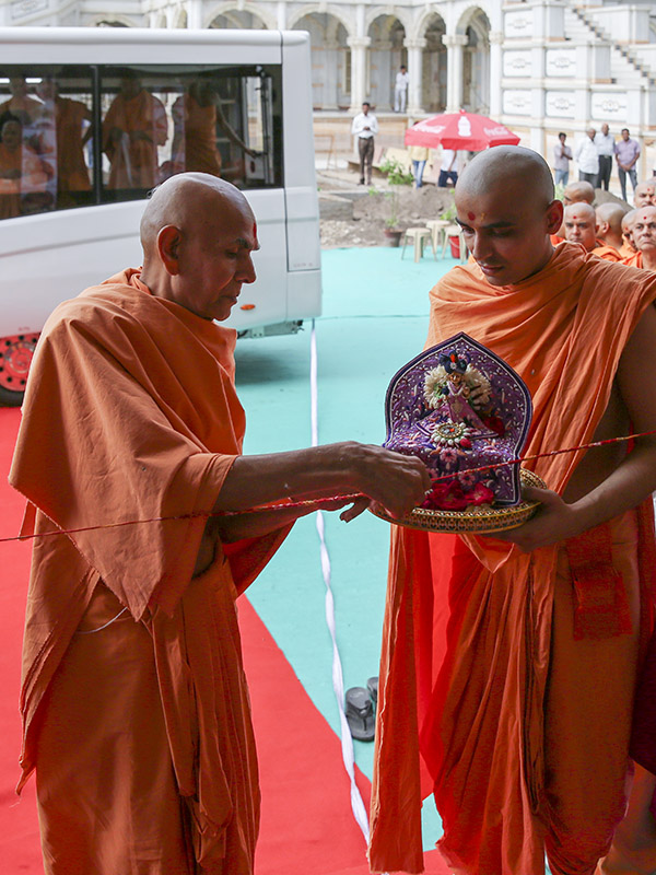 Pujya Mahant Swami performs opening rituals of Premvati