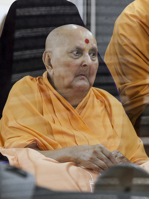Swamishri on a tour of the mandir campus