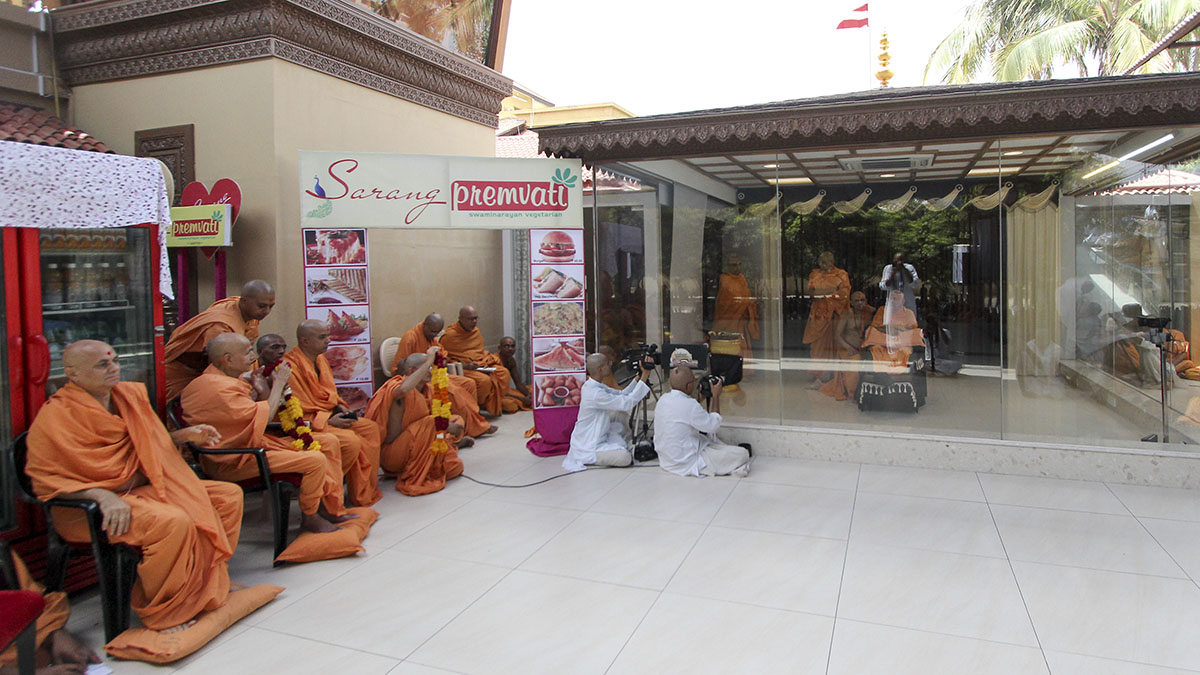 Swamishri arrives in the mandir grounds