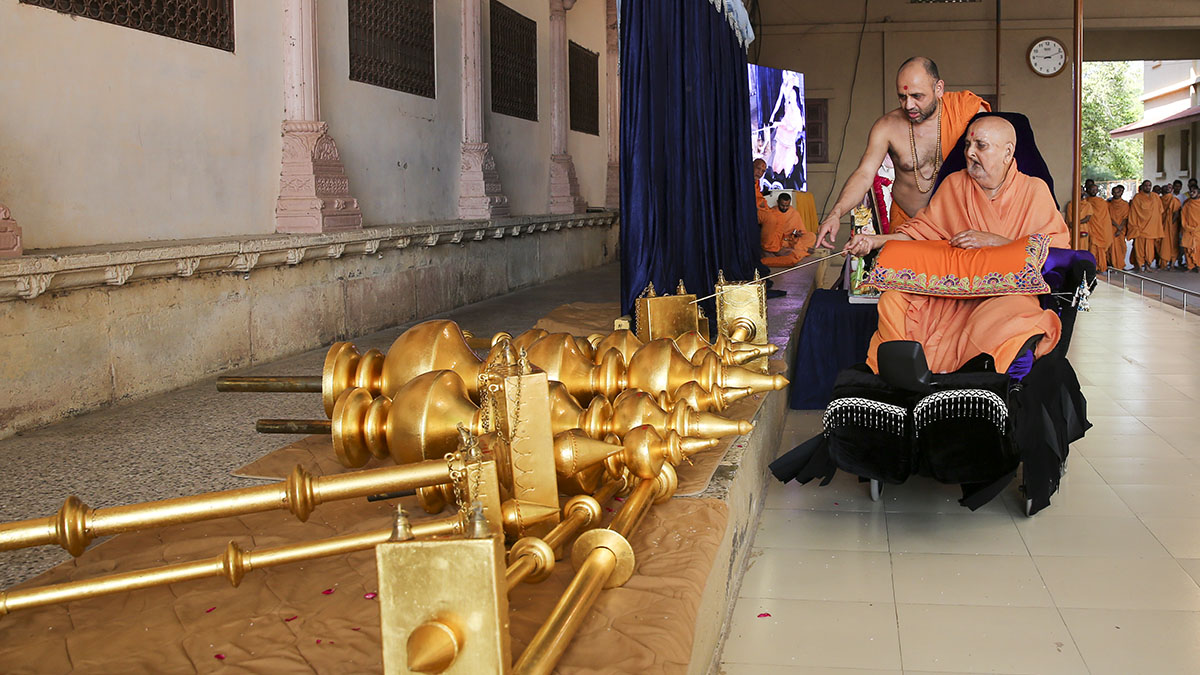 Swamishri sanctifies flagstaffs and kalash for BAPS Mandir, Savarkundla, 25 September 2014, Sarangpur