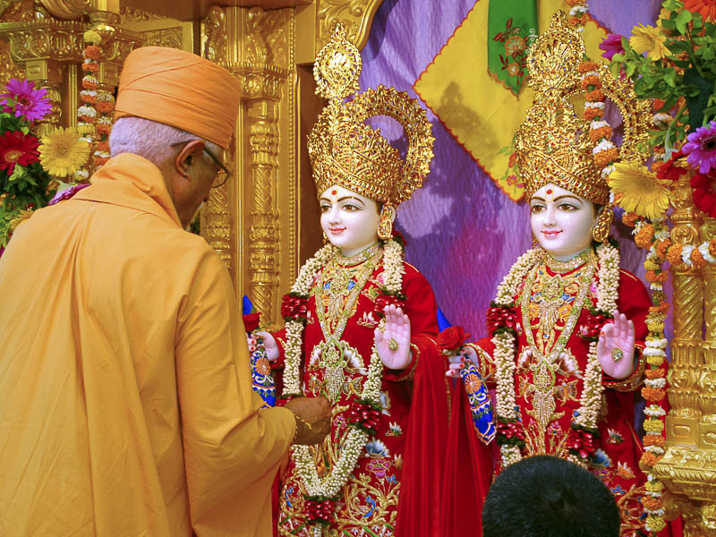 Pujya Swayamprakash Swami (Pujya Doctor Swami) performs murti-pratishtha rituals