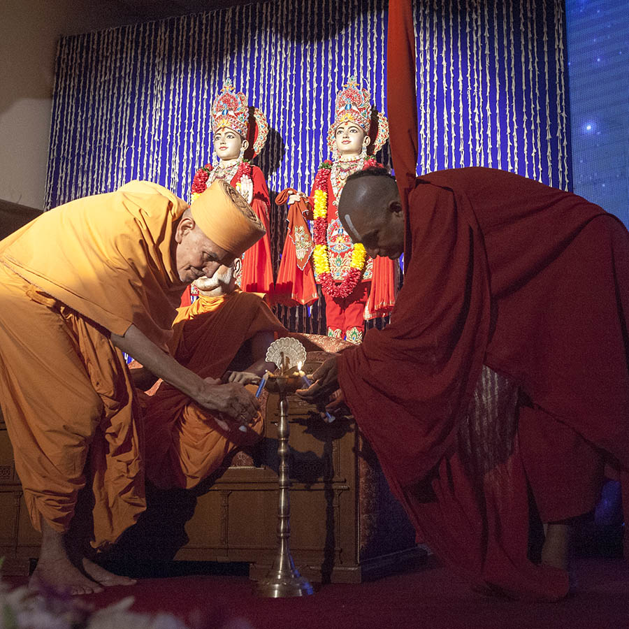 Deep Pragatya - Pujya Keshavjivan Swami (Pujya Mahant Swami) and Pujya Sri Chinna Jeeyar Swami light the inaugural lamp