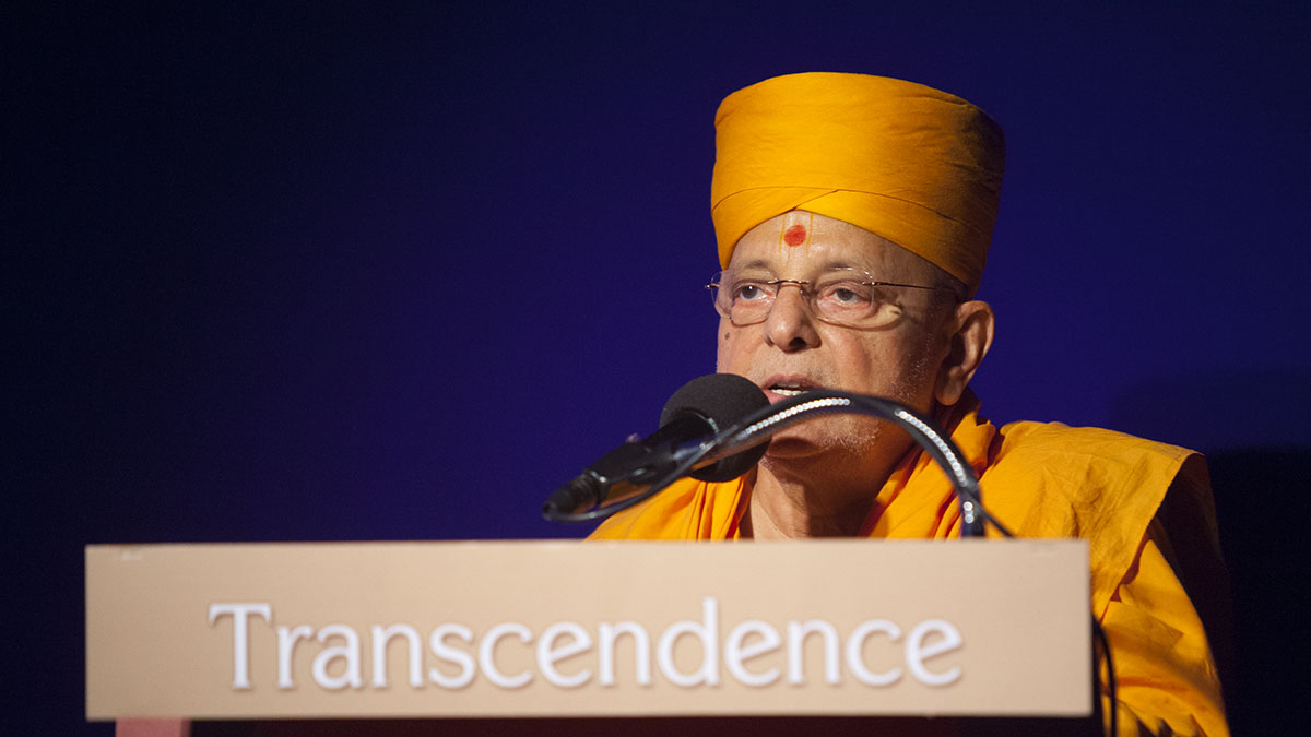 Pujya Ishwarcharan Swami addresses the guests