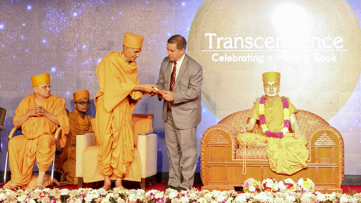Pujya Mahant Swami presents 'Transcendence' to the Ambassador of Israel